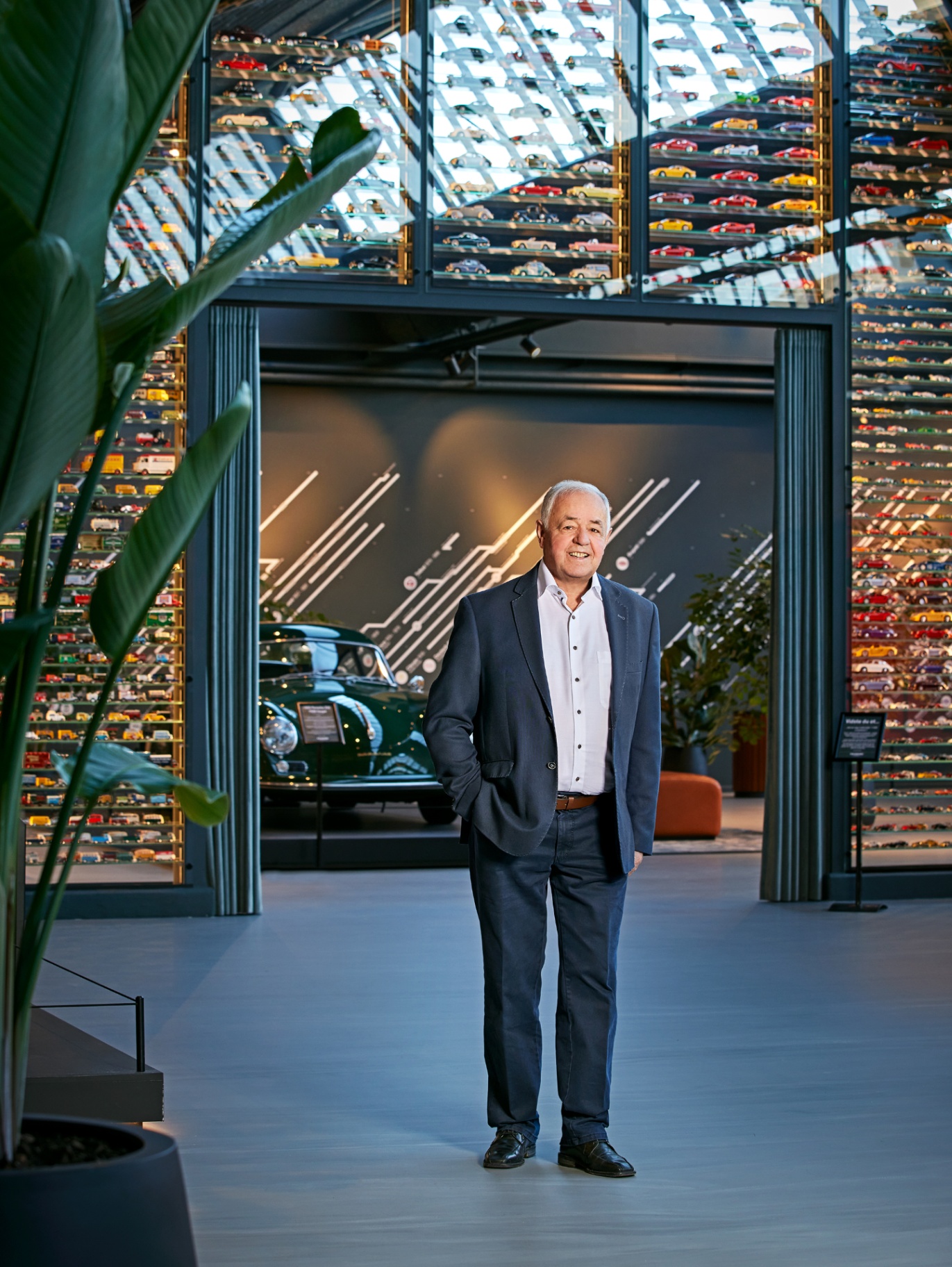 Erik Haaning i Haaning Collection med en klassisk bil i baggrunden