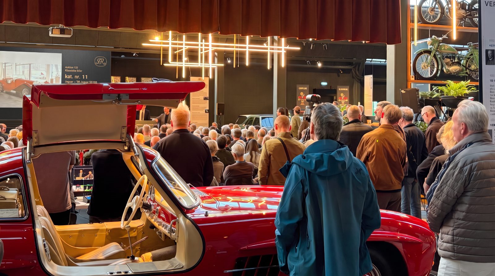 Række af klassiske biler klar til klub-arrangement